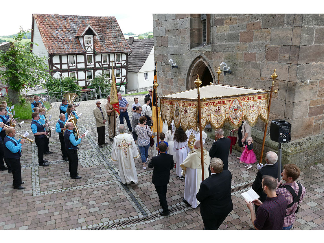 Fronleichnamsprozession durch die Straßen von Naumburg (Foto: Karl-Franz Thiede)